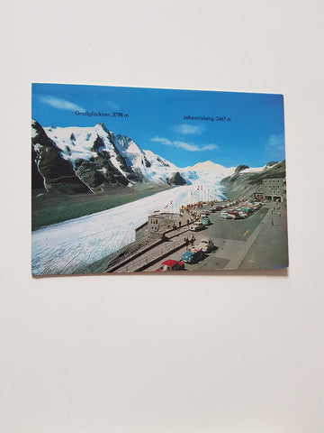 AK Großglockner Hochalpenstraße. Parkplatz Freiwandeck mit Gletscherbahn.