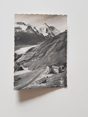 AK Großglockner Hochalpenstraße. Glocknerhaus gegen Pasterze u. Großglockner.