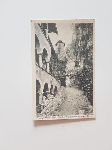AK Friesach. Ruine Petersberg Schlosshof mit der alten Schmelz.