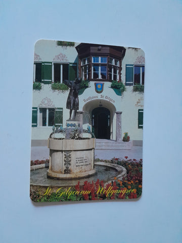 AK St. Gilgen am Wolfgangsee. Mozartbrunnen mit Rathaus.