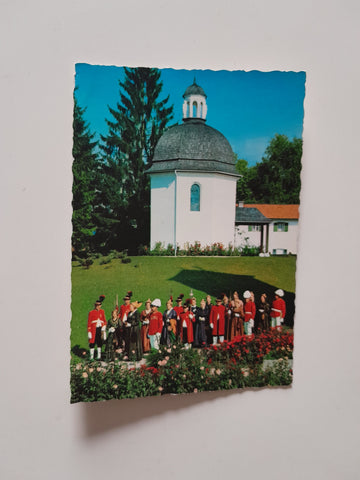 AK Gruber-Mohr Gedächtniskapelle in Oberndorf. Goldhaubentracht mit den traditionellen Schifferschützen.