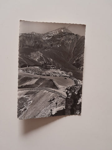 AK Grossglockner Hochalpenstrasse. Parkplatz Fuschertörl mit Dr. Franz Rehrl Haus.