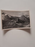 AK Großglockner - Hochalpenstraße Berghaus Fuschertörl mit Blick auf Fuschertörl u. Ehrenmal.