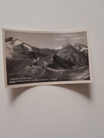 AK Großglockner - Hochalpenstraße Berghaus Fuschertörl mit Blick auf Fuschertörl u. Ehrenmal.