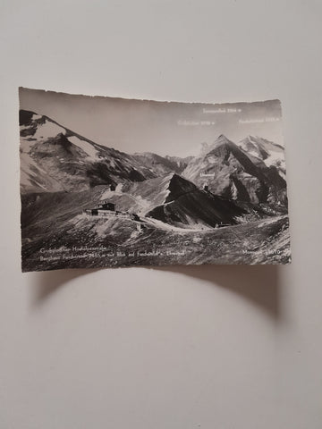 AK Großglockner - Hochalpenstraße Berghaus Fuschertörl mit Blick auf Fuschertörl u. Ehrenmal.