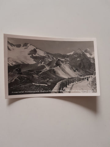 AK Großglockner Hochalpenstrasse Berghaus Fuschertörl. Blick auf Grossglockner.