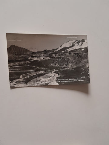 AK Großglockner Hochalpenstrasse. Kehren im oberen Naßfeld und Berghaus Fuschertörl.