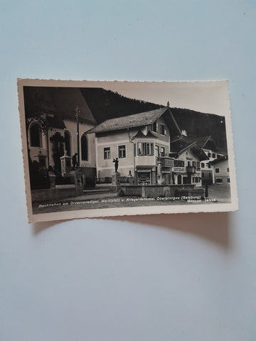 AK Neukirchen am Großvenediger. Marktplatz u. Kriegerdenkmal.