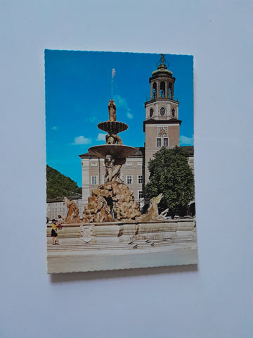 AK Salzburg. Residenz - oder Hofbrunnen mit Glockenspiel.