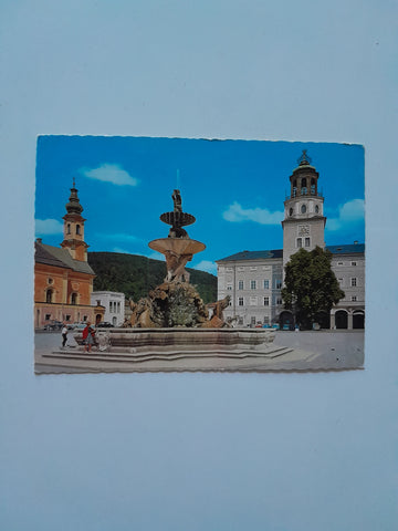 AK Salzburg. Hof- oder Residenzbrunnen, Glockenspiel, links Mikaelikirche.