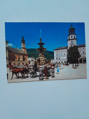 AK Salzburg. Residenzplatz mit Brunnen, Glockenspiel und Cafe Glockenspiel.