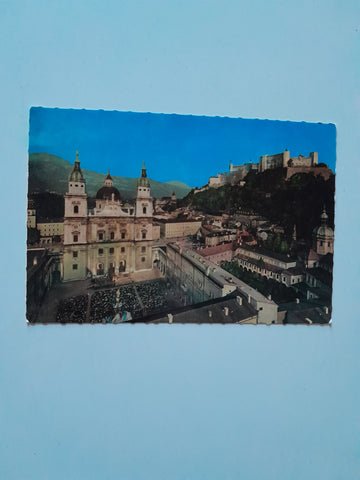 AK Salzburg. Blick auf Festung und Domplatz mit Jedermannaufführung.