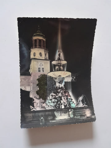AK Salzburg. Residenzbrunnen und Glockenspiel bei Nacht.