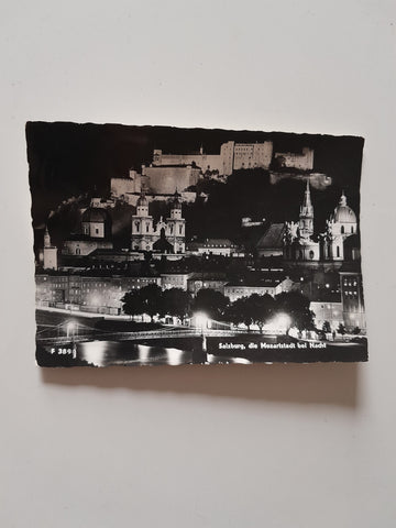 AK Salzburg bei Nacht.