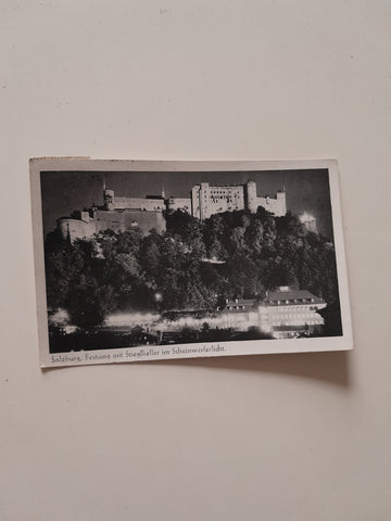 AK Salzburg, Festung mit Stieglkeller im Scheinwerferlicht.