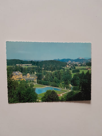AK Hellbrunn bei Salzburg. Blick vom Monatsschlößl auf Park und Schloss.