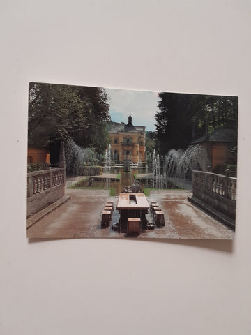 AK Wasserspiele Hellbrunn. Fürstentisch mit Schloß Hellbrunn.