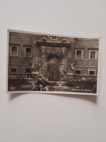 AK Hellbrunn bei Salzburg. Wasserkünste Eingang zur Regengrotte.