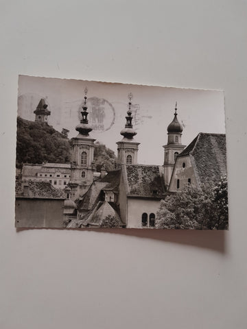 AK Graz. Minoritenkloster Mariahilf mit Schloßberg und Uhrturm.