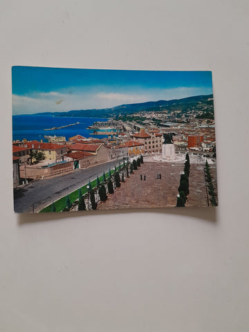 AK Trieste. Panorama con Monumento ai Caduti.