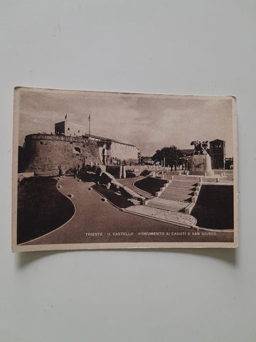 AK Trieste Il Castello Monumento ai Caduti e San Giusto.