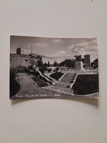 AK Trieste - Piazzale del Castello di S. Giusto.