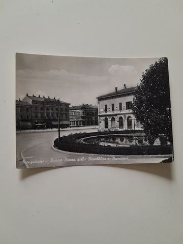 AK Monfalcone -Scorcio Piazza della Repubblica e Municipio.