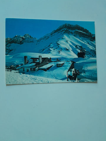AK Passo Valles La capanna rifugio con cima Valles e cima Mulaz.