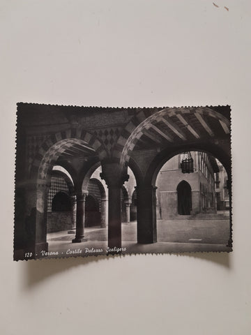 AK Verona Cortile Palazzo Scaligero.