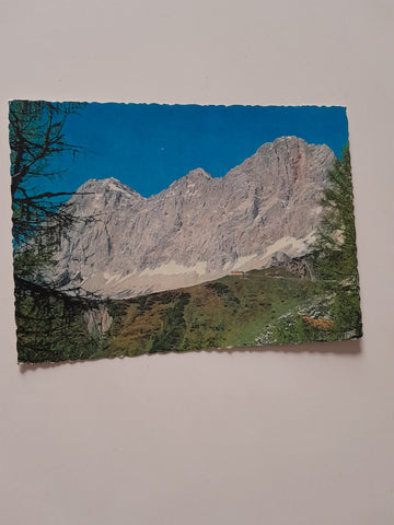 AK Südwandhütte mit Dachstein-Südwänden.