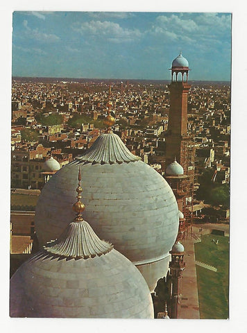 AK Pakistan. Lahore. Badshahi Mosque, largest in the world.