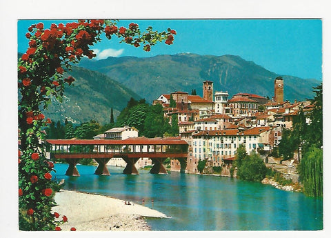 AK Bassano del Grappa. Ponte degli Alpini, sullo sfondo la Valsugana.