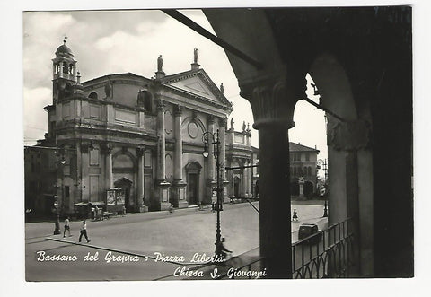 AK Bassano del Grappa. Piazza Liberta Chiesa S. Giovanni.