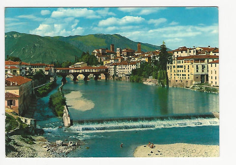 AK Bassano del Grappa. Ponte degli Alpini - castello degli Ezzeliniano e il Massiccio del Grappa.