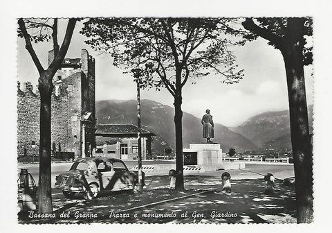 AK Bassano del Grappa - Piazza e monumento al Gen. Giardino.