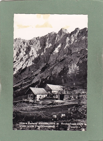 AK Hochschwab. Untere Dullwitz Almhütte gegen große G'schirrmauern.