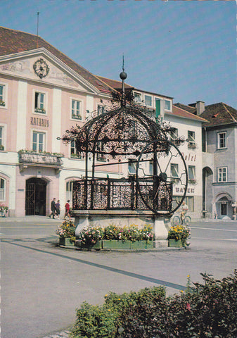 AK Bruck an der Mur. Eiserner Brunnen mit Rathaus.