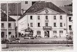 AK Bruck an der Mur. Eiserner Brunnen mit Rathaus.