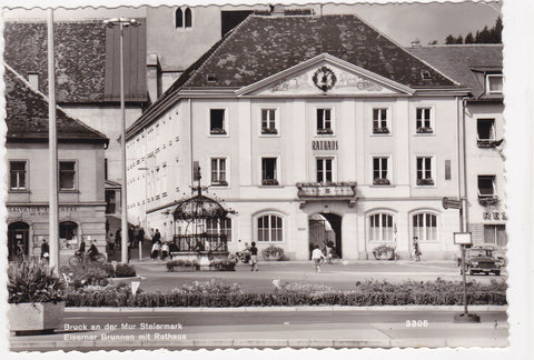 AK Bruck an der Mur. Eiserner Brunnen mit Rathaus.