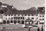 AK Bruck an der Mur. Eiserner Brunnen mit Kornmesserhaus und Uhrturm.