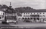 AK Bruck an der Mur. Brunnen mit Kornmesserhaus.