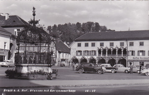 AK Bruck an der Mur. Brunnen mit Kornmesserhaus.