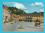 AK Bruck an der Mur. Eiserner Brunnen mit Kornmesserhaus und Uhrturm.