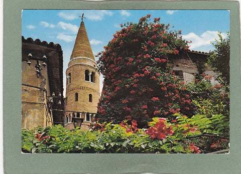 AK Caorle. Siamo in vacanza. Fiori e antico campanile di paese lagunare della Riviera Adriatica.