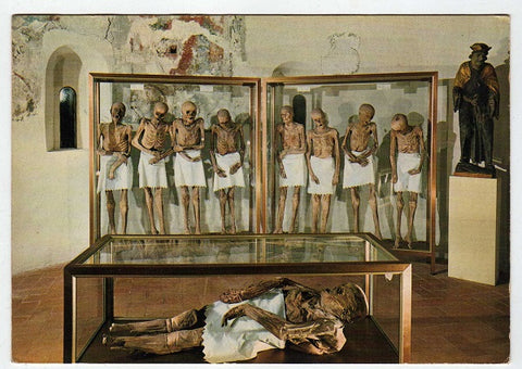 AK Venzone. Battistero del Duomo – Le Mummie. Prima die terremoti del 1976.