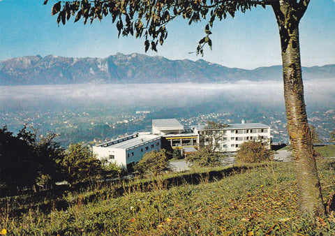 AK Bildungshaus Batschuns mit Blick gegen die Schweizer Berge.