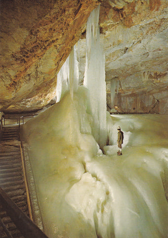 AK Dachstein-Rieseneishöhle. Vor dem Eisabgrund im Tristandom.
