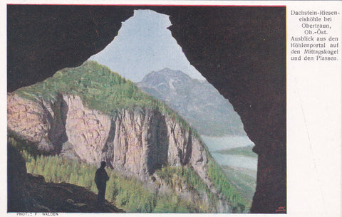 AK Dachstein-Rieseneishöhle bei Obertraun. Ausblick aus dem Höhlenportal auf den Mittagskogel und den Plassen.