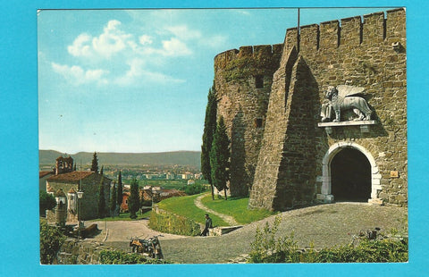 AK Gorizia. L'ingresso del Castello con la Chiesetta di S. Spirito.
