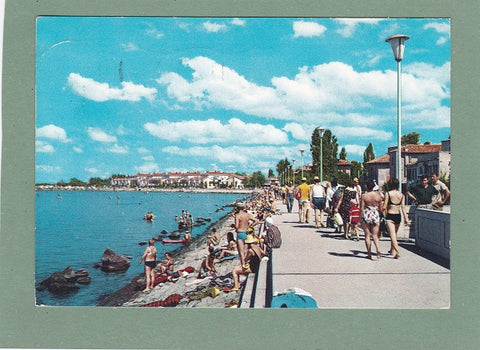 AK Grado. Bagnanti sulla diga.